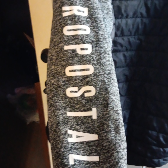 Areopostale Men's Black and Gray Quilted Jacket - Picture 4 of 4